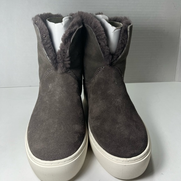 UGG WOMENS LYNUS SNEAKER - Picture 12 of 14
